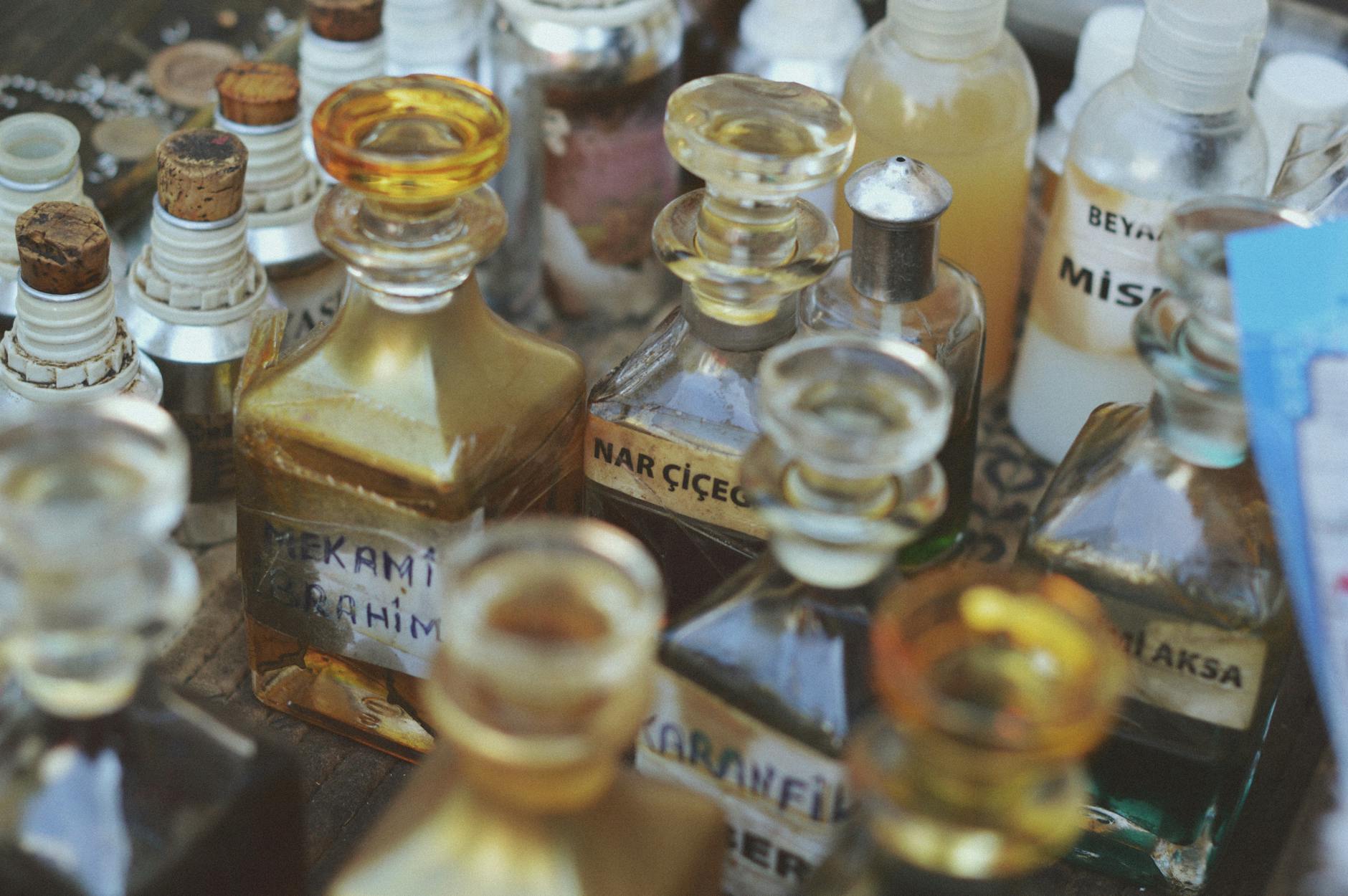 Jak wybrać orientalne perfumy na co dzień: przewodnik po korzennych nutach dla niej i dla niego Zbliżenie na kolekcję szklanych, orientalnych flakonów perfum vintage